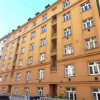 Historická činžovní budova s renovovanou omítkou, velká okna propouštějí světlo. Nachází se v lukrativní lokalitě města.